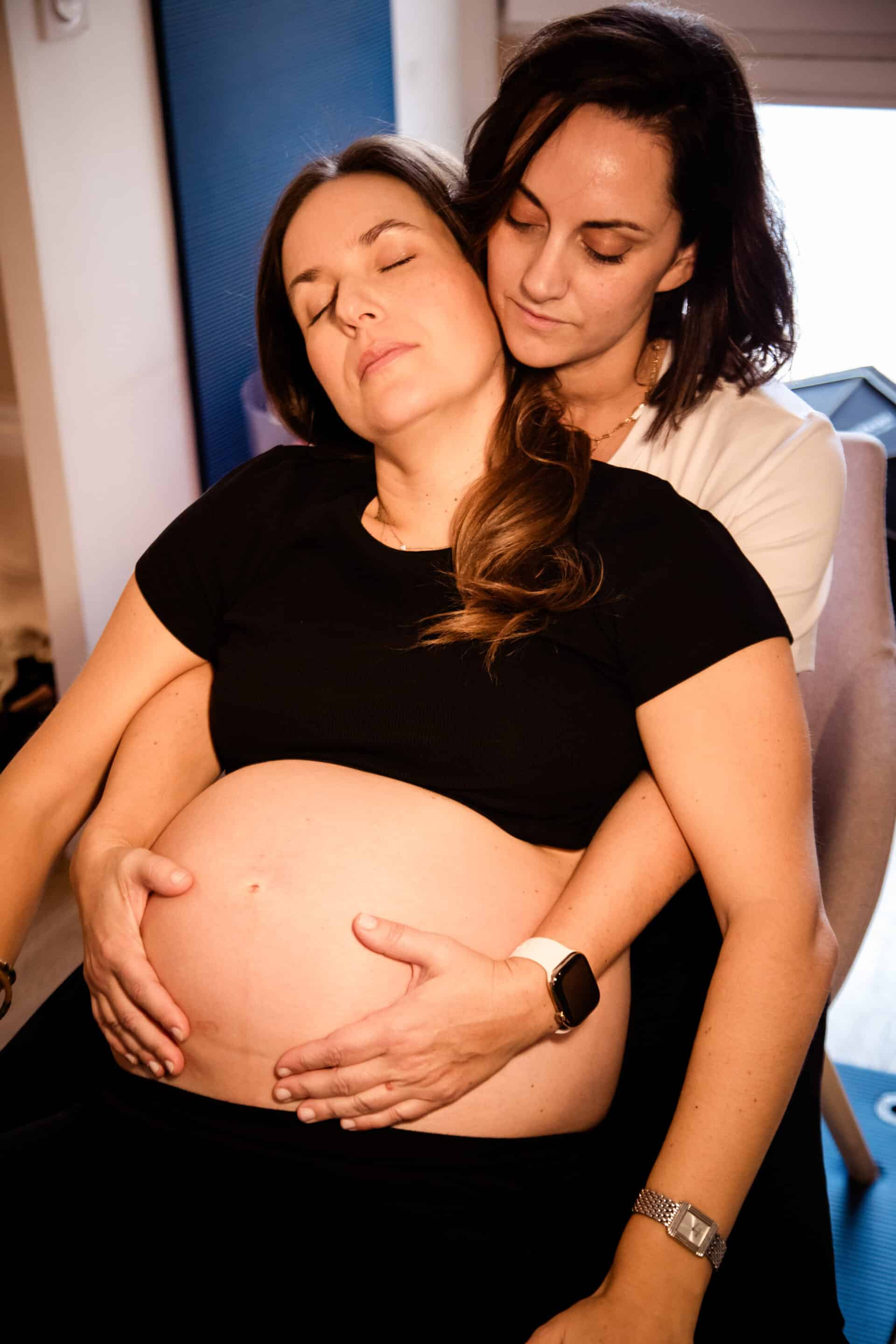 kine-grossesse-enceinte-montpellier Kinésithérapeute accompagnant une patiente enceinte à Montpellier